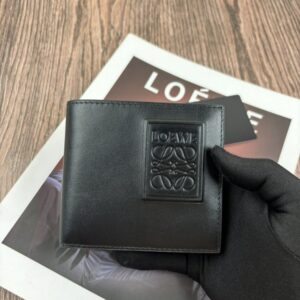 【AT10525】LOEWE（ロエベ）ブラックカーフスキンコンパクト財布 - 高品質レザー素材、エンボスロゴ、ミニマリズムデザイン | Loewe