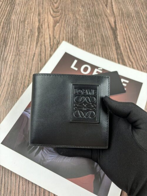 【AT10525】LOEWE（ロエベ）ブラックカーフスキンコンパクト財布 - 高品質レザー素材、エンボスロゴ、ミニマリズムデザイン | Loewe