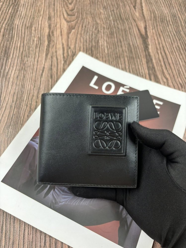 【AT10525】LOEWE（ロエベ）ブラックカーフスキンコンパクト財布 - 高品質レザー素材、エンボスロゴ、ミニマリズムデザイン | Loewe