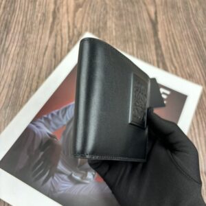 【AT10525】LOEWE（ロエベ）ブラックカーフスキンコンパクト財布 - 高品質レザー素材、エンボスロゴ、ミニマリズムデザイン | Loewe