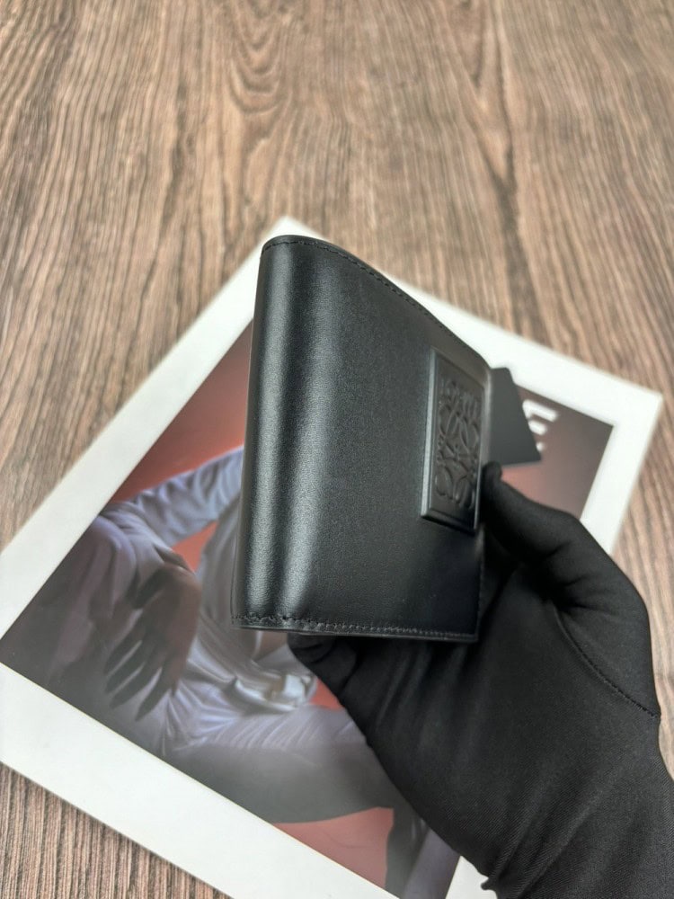 【AT10525】LOEWE（ロエベ）ブラックカーフスキンコンパクト財布 - 高品質レザー素材、エンボスロゴ、ミニマリズムデザイン | Loewe