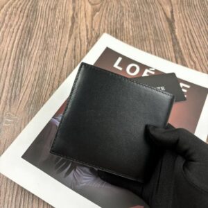 【AT10525】LOEWE（ロエベ）ブラックカーフスキンコンパクト財布 - 高品質レザー素材、エンボスロゴ、ミニマリズムデザイン | Loewe