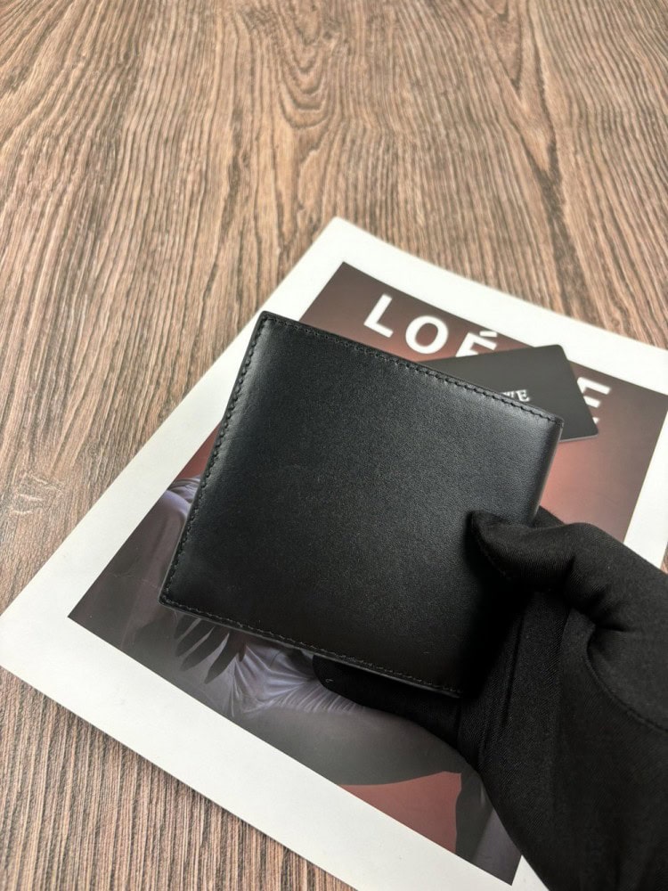 【AT10525】LOEWE（ロエベ）ブラックカーフスキンコンパクト財布 - 高品質レザー素材、エンボスロゴ、ミニマリズムデザイン | Loewe