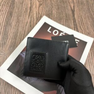【AT10525】LOEWE（ロエベ）ブラックカーフスキンコンパクト財布 - 高品質レザー素材、エンボスロゴ、ミニマリズムデザイン | Loewe