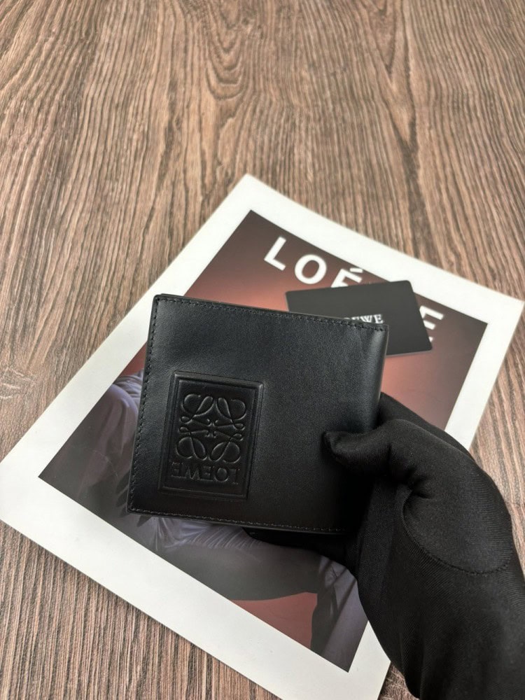 【AT10525】LOEWE（ロエベ）ブラックカーフスキンコンパクト財布 - 高品質レザー素材、エンボスロゴ、ミニマリズムデザイン | Loewe