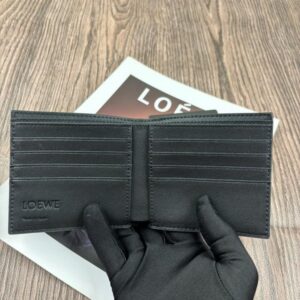 【AT10525】LOEWE（ロエベ）ブラックカーフスキンコンパクト財布 - 高品質レザー素材、エンボスロゴ、ミニマリズムデザイン | Loewe