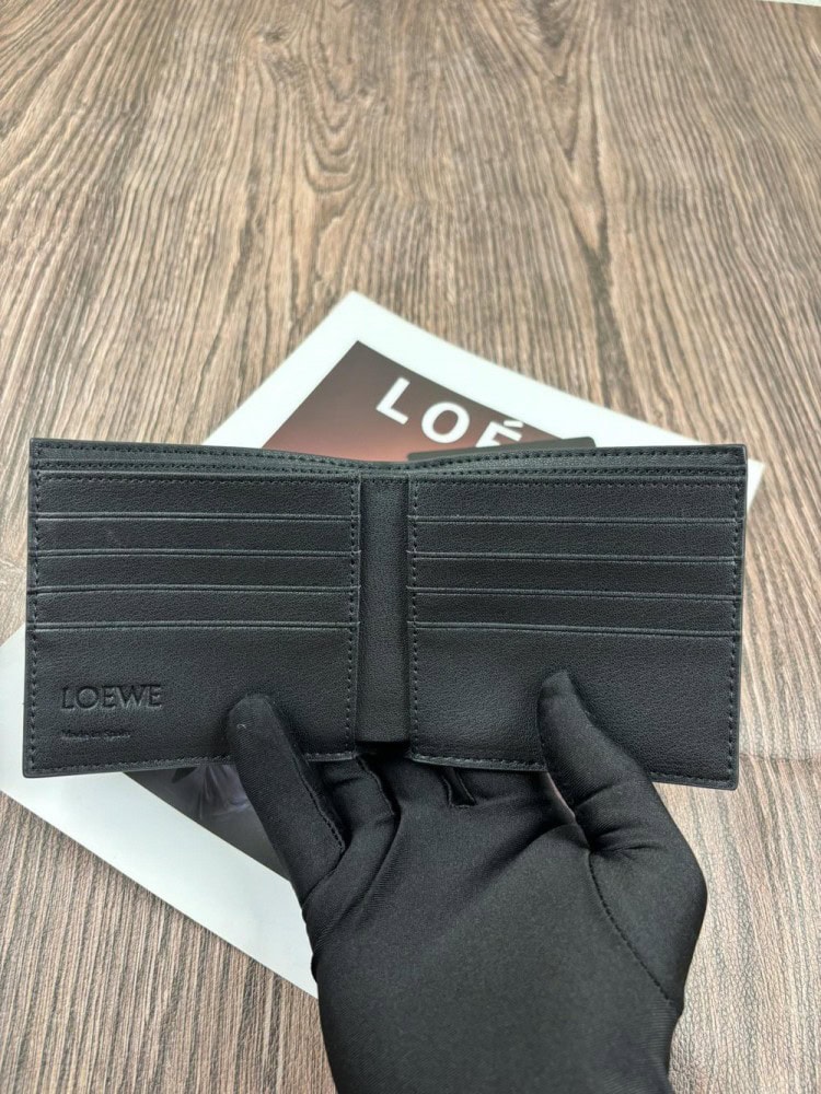 【AT10525】LOEWE（ロエベ）ブラックカーフスキンコンパクト財布 - 高品質レザー素材、エンボスロゴ、ミニマリズムデザイン | Loewe