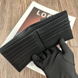 【AT10525】LOEWE（ロエベ）ブラックカーフスキンコンパクト財布 - 高品質レザー素材、エンボスロゴ、ミニマリズムデザイン | Loewe