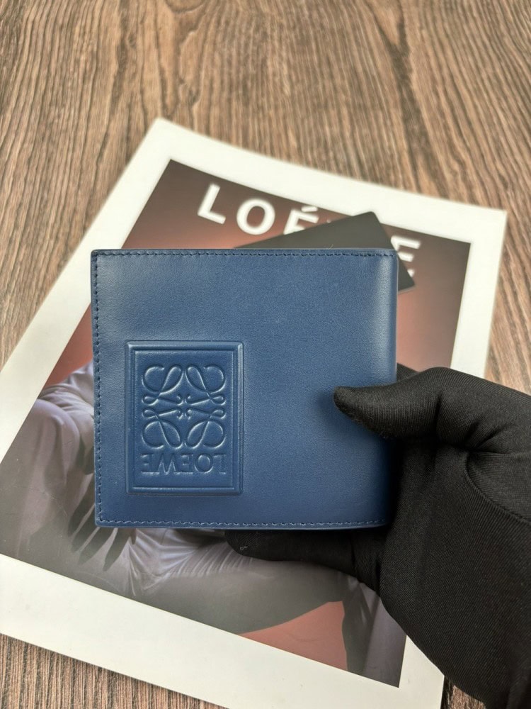 【AT10528】LOEWE 革財布：高級感漂うネイビー牛革、内部整理機能付き | Loewe