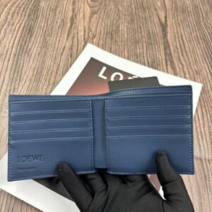 【AT10528】LOEWE 革財布：高級感漂うネイビー牛革、内部整理機能付き | Loewe