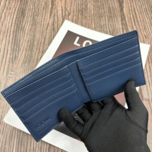 【AT10528】LOEWE 革財布：高級感漂うネイビー牛革、内部整理機能付き | Loewe