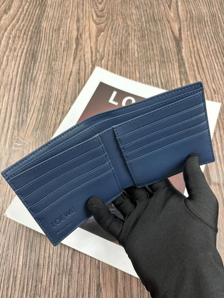 【AT10528】LOEWE 革財布：高級感漂うネイビー牛革、内部整理機能付き | Loewe