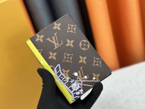 【AT10530】ルイ・ヴィトンの高級なパスポートケース - 旅行用革小物、クラシックなスタイル | Louis Vuitton