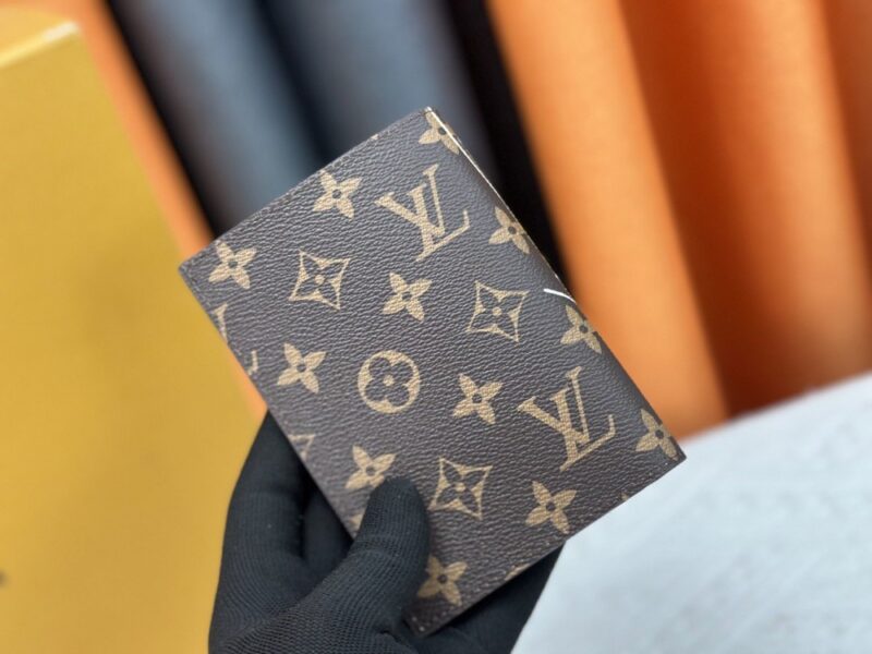 【AT10530】ルイ・ヴィトンの高級なパスポートケース - 旅行用革小物、クラシックなスタイル | Louis Vuitton