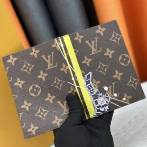 【AT10530】ルイ・ヴィトンの高級なパスポートケース - 旅行用革小物、クラシックなスタイル | Louis Vuitton