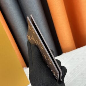 【AT10530】ルイ・ヴィトンの高級なパスポートケース - 旅行用革小物、クラシックなスタイル | Louis Vuitton
