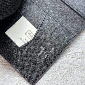 【AT10530】ルイ・ヴィトンの高級なパスポートケース - 旅行用革小物、クラシックなスタイル | Louis Vuitton