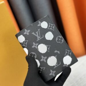 【AT10532】ルイ・ヴィトン（Louis Vuitton）のパスポートケース - ブラック＆ホワイトのドット柄 レザー クラシックデザイン | Louis Vuitton Malletier