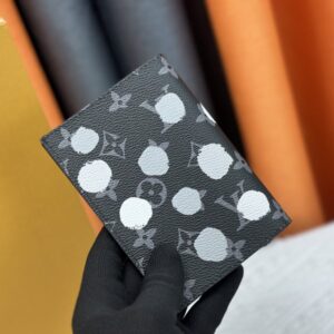 【AT10532】ルイ・ヴィトン（Louis Vuitton）のパスポートケース - ブラック＆ホワイトのドット柄 レザー クラシックデザイン | Louis Vuitton Malletier