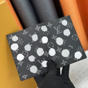 【AT10532】ルイ・ヴィトン（Louis Vuitton）のパスポートケース - ブラック＆ホワイトのドット柄 レザー クラシックデザイン | Louis Vuitton Malletier