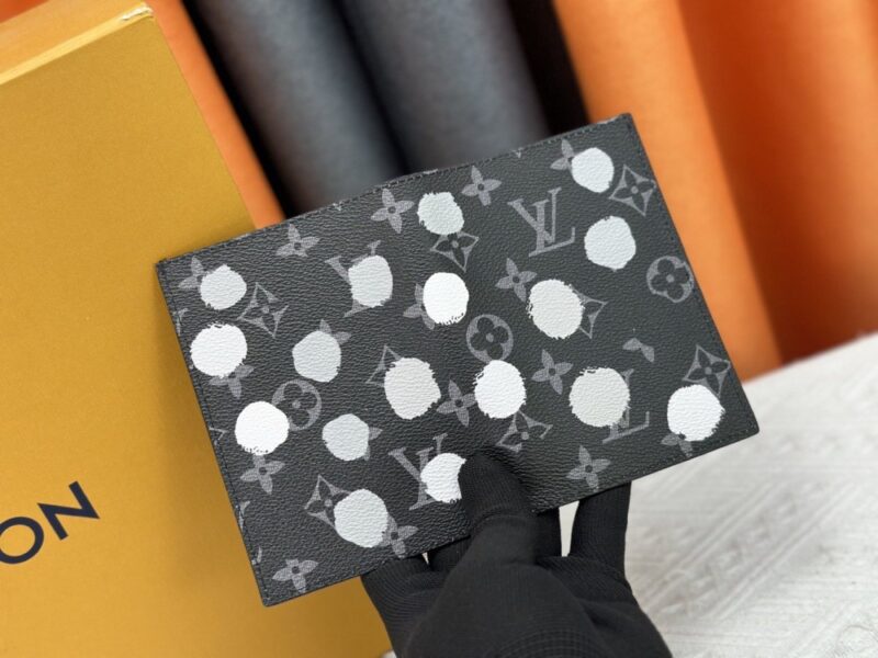 【AT10532】ルイ・ヴィトン（Louis Vuitton）のパスポートケース - ブラック＆ホワイトのドット柄 レザー クラシックデザイン | Louis Vuitton Malletier