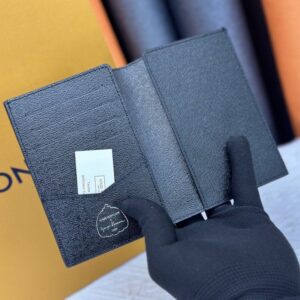 【AT10532】ルイ・ヴィトン（Louis Vuitton）のパスポートケース - ブラック＆ホワイトのドット柄 レザー クラシックデザイン | Louis Vuitton Malletier