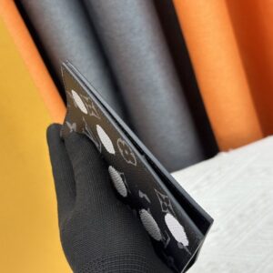 【AT10532】ルイ・ヴィトン（Louis Vuitton）のパスポートケース - ブラック＆ホワイトのドット柄 レザー クラシックデザイン | Louis Vuitton Malletier