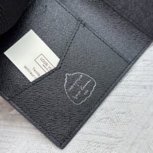 【AT10532】ルイ・ヴィトン（Louis Vuitton）のパスポートケース - ブラック＆ホワイトのドット柄 レザー クラシックデザイン | Louis Vuitton Malletier