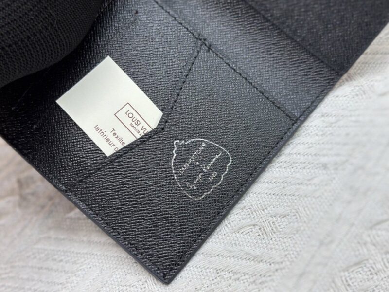 【AT10532】ルイ・ヴィトン（Louis Vuitton）のパスポートケース - ブラック＆ホワイトのドット柄 レザー クラシックデザイン | Louis Vuitton Malletier
