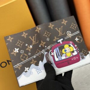 【AT10533】ルイ・ヴィトンのモノグラム柄パスポートケース - 旅行に最適なエレガントなアクセサリー | LV