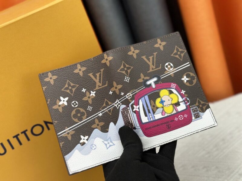 【AT10533】ルイ・ヴィトンのモノグラム柄パスポートケース - 旅行に最適なエレガントなアクセサリー | LV