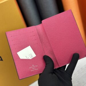 【AT10533】ルイ・ヴィトンのモノグラム柄パスポートケース - 旅行に最適なエレガントなアクセサリー | LV
