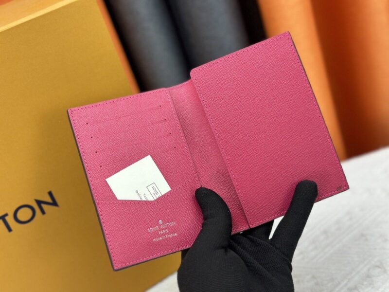 【AT10533】ルイ・ヴィトンのモノグラム柄パスポートケース - 旅行に最適なエレガントなアクセサリー | LV