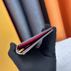 【AT10533】ルイ・ヴィトンのモノグラム柄パスポートケース - 旅行に最適なエレガントなアクセサリー | LV