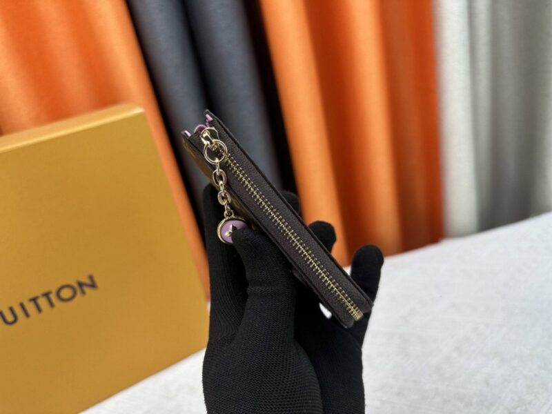 【AT10534】ルイ・ヴィトン NOAシリーズ モノグラムキャンバス キーケース おしゃれな都会の女性のための贅沢なアクセサリー | Louis Vuitton