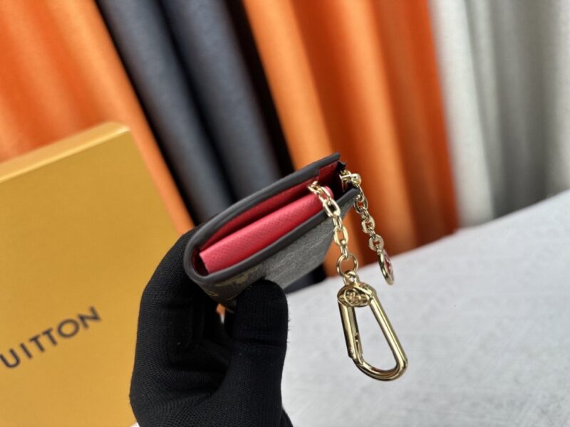【AT10536】ルイヴィトンのクラシックなNoaキーケース - 品位と実用性の融合 | Louis Vuitton Malletier