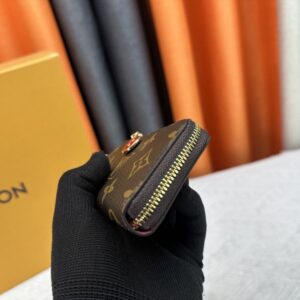 【AT10536】ルイヴィトンのクラシックなNoaキーケース - 品位と実用性の融合 | Louis Vuitton Malletier