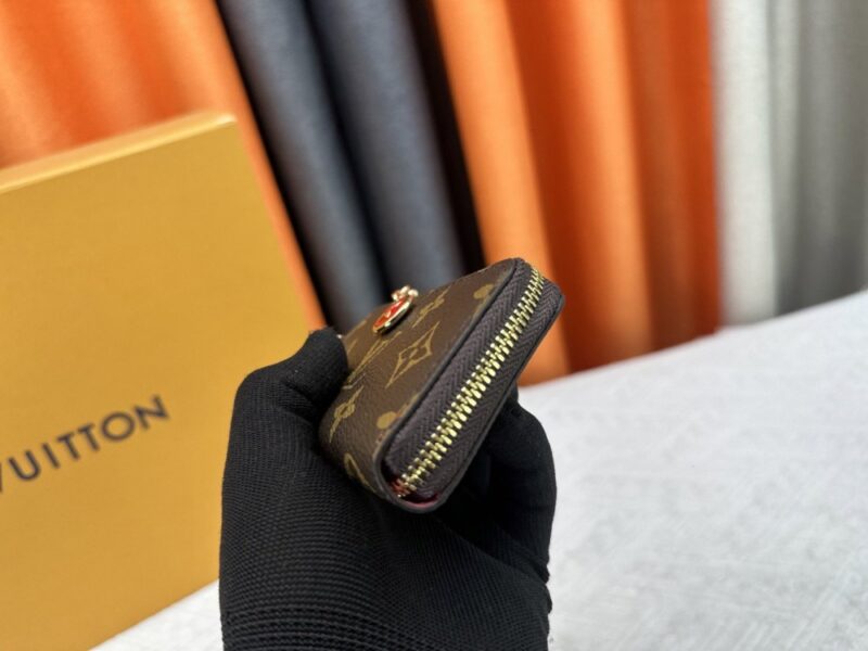 【AT10536】ルイヴィトンのクラシックなNoaキーケース - 品位と実用性の融合 | Louis Vuitton Malletier