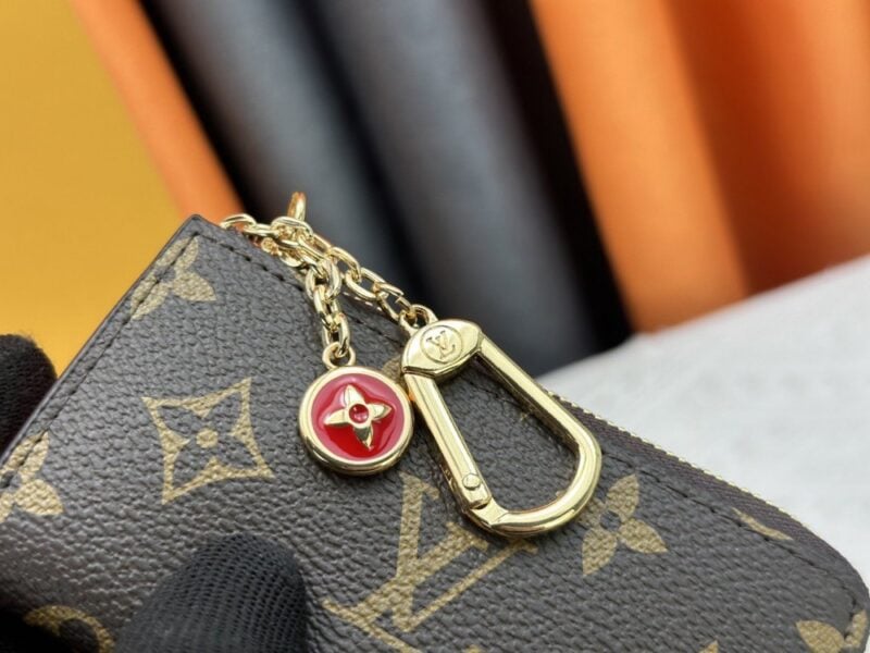 【AT10536】ルイヴィトンのクラシックなNoaキーケース - 品位と実用性の融合 | Louis Vuitton Malletier
