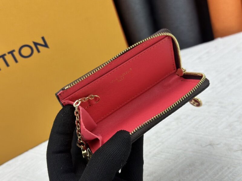 【AT10536】ルイヴィトンのクラシックなNoaキーケース - 品位と実用性の融合 | Louis Vuitton Malletier