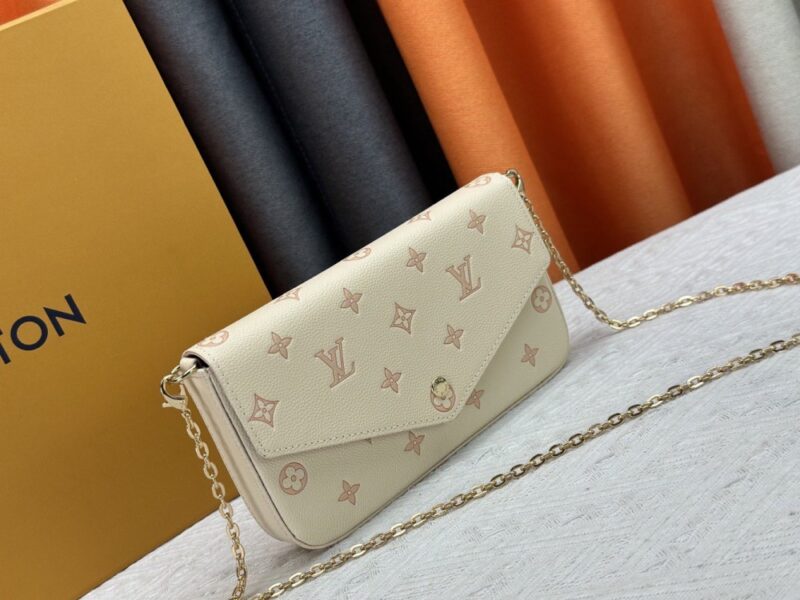 【AT10539】ルイ・ヴィトンのクラシックPochette Félicieチェーンバッグ - ミルク色のモノグラムレザー製 - 高級デートや社交会に最適 | Louis Vuitton Malletier
