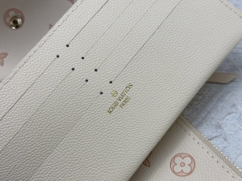 【AT10539】ルイ・ヴィトンのクラシックPochette Félicieチェーンバッグ - ミルク色のモノグラムレザー製 - 高級デートや社交会に最適 | Louis Vuitton Malletier