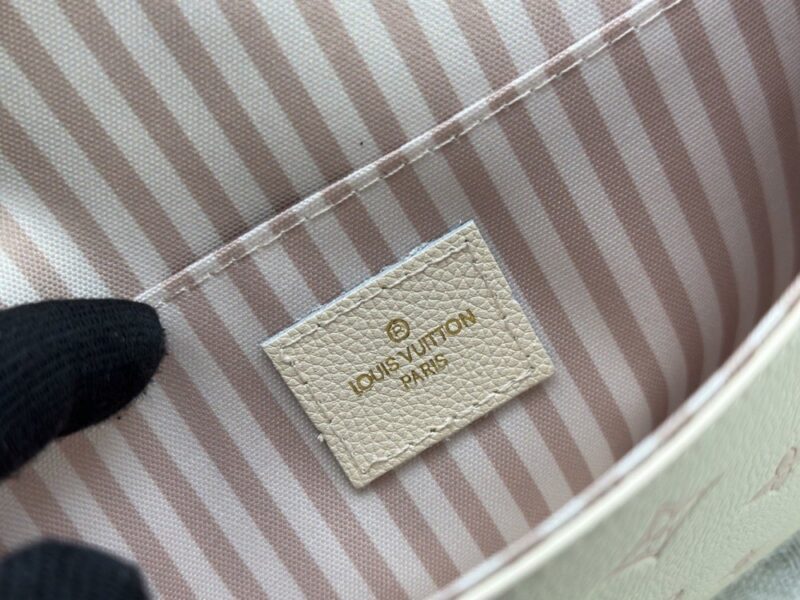 【AT10539】ルイ・ヴィトンのクラシックPochette Félicieチェーンバッグ - ミルク色のモノグラムレザー製 - 高級デートや社交会に最適 | Louis Vuitton Malletier