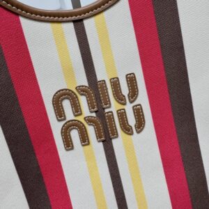 【AT10542】Miu Miu ハイライト ストライプ柄 Hobo バッグ、軽奢なカジュアルスタイル、超高収納力、都会女性に最適 | Miu Miu