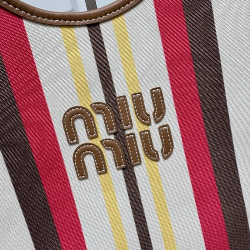【AT10542】Miu Miu ハイライト ストライプ柄 Hobo バッグ、軽奢なカジュアルスタイル、超高収納力、都会女性に最適 | Miu Miu