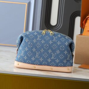 【AT10546】ルイ・ヴィトンデニムメイクポーチ：贅沢なMonogramフラワープリント生地 | Louis Vuitton Malletier