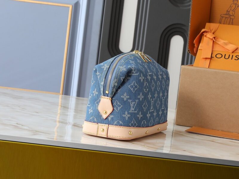 【AT10546】ルイ・ヴィトンデニムメイクポーチ：贅沢なMonogramフラワープリント生地 | Louis Vuitton Malletier