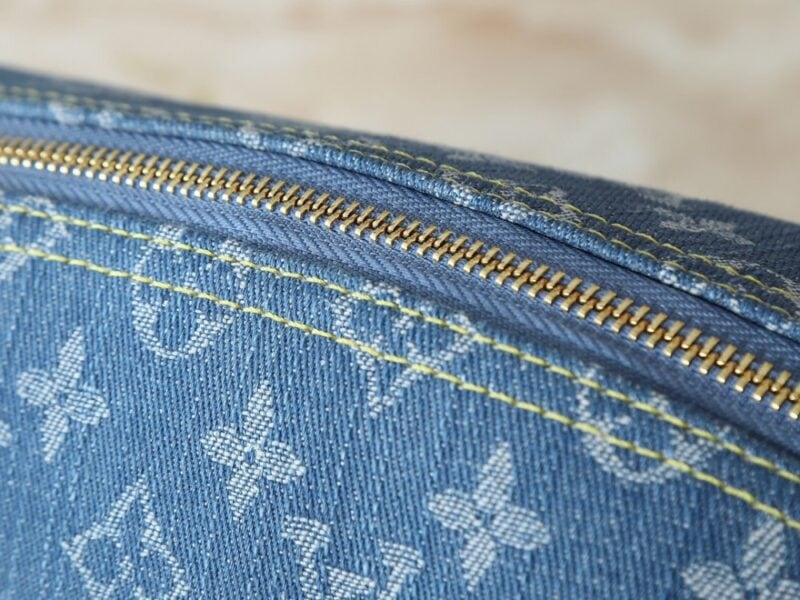 【AT10546】ルイ・ヴィトンデニムメイクポーチ：贅沢なMonogramフラワープリント生地 | Louis Vuitton Malletier