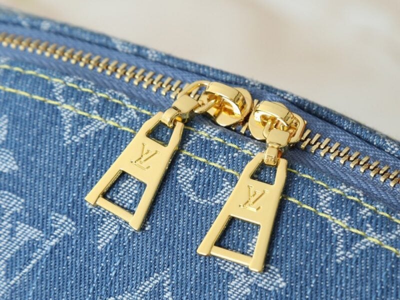 【AT10546】ルイ・ヴィトンデニムメイクポーチ：贅沢なMonogramフラワープリント生地 | Louis Vuitton Malletier
