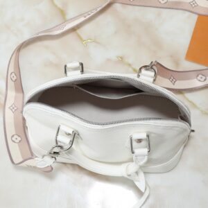 【AT10552】ルイ・ヴィトンエピレザーアルマBBバッグ - 都会の女性に贅沢な選択肢 | Louis Vuitton
